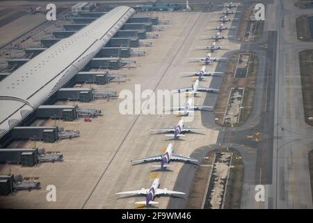 Die Flugzeuge der thailändischen Luftwege sitzen am 8. März 2021 während der globalen Covid-19-Pandemie auf dem Asphalt des Flughafens Suvarnabhumi in Bangkok, Thailand. Stockfoto