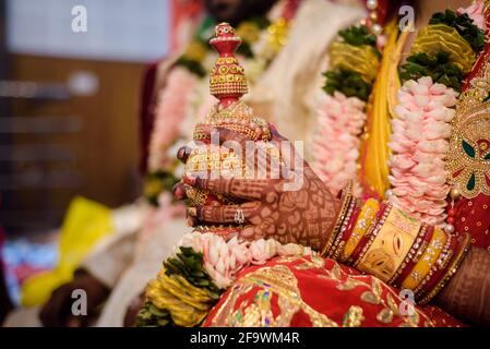Die bengalische Braut hält an ihrem Hochzeitstag eine Sindoor-Box mit dem Hochzeitssymbol in der Hand. Stockfoto
