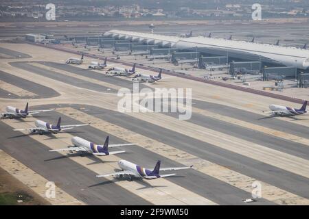 Die Flugzeuge der thailändischen Luftwege sitzen am 8. März 2021 während der globalen Covid-19-Pandemie auf dem Asphalt des Flughafens Suvarnabhumi in Bangkok, Thailand. Stockfoto