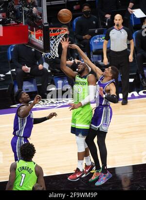 Sacramento, CA, USA. April 2021. Sacramento Kings bewachen Tyrese Haliburton (0) Blöcke, die von Minnesota Timberwolves vor Josh Okogie (20) im zweiten Quartal während eines Spiels im Golden 1 Center am Dienstag, den 20. April 2021 in Sacramento geschossen wurden. Quelle: Paul Kitagaki Jr./ZUMA Wire/Alamy Live News Stockfoto