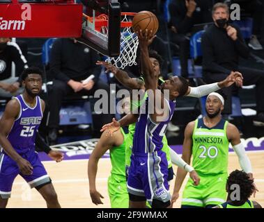 Sacramento, CA, USA. April 2021. Sacramento Kings Stürmer Harrison Barnes (40) fährt im dritten Quartal während eines Spiels im Golden 1 Center am Dienstag, den 20. April 2021 in Sacramento in den Korb. Quelle: Paul Kitagaki Jr./ZUMA Wire/Alamy Live News Stockfoto