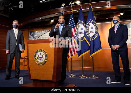 Washington, Usa. April 2021. Der US-Repräsentant Joe Neguse (D-CO) spricht auf einer Pressekonferenz des demokratischen Parlaments. Kredit: SOPA Images Limited/Alamy Live Nachrichten Stockfoto