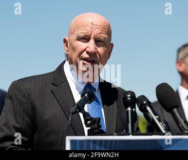 Washington, Usa. April 2021. Der US-Repräsentant Kevin Brady (R-TX) spricht auf einer Pressekonferenz, auf der die Mitglieder des Republikanischen Repräsentantenhauses aus Texas über ihre jüngste Reise an die Südgrenze sprachen. Kredit: SOPA Images Limited/Alamy Live Nachrichten Stockfoto