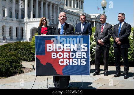 Washington, Usa. April 2021. Der US-Repräsentant Kevin Brady (R-TX) spricht auf einer Pressekonferenz, auf der die Mitglieder des Republikanischen Repräsentantenhauses aus Texas über ihre jüngste Reise an die Südgrenze sprachen. Kredit: SOPA Images Limited/Alamy Live Nachrichten Stockfoto