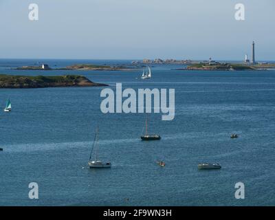 Blick von Ar vrennig, aber-Wrac'h, Nordküste von Finistère, Blick auf den Leuchtturm Île VRAC'h und die beiden Leuchttürme von Île Vierge. Bretagne, Frankreich. Stockfoto