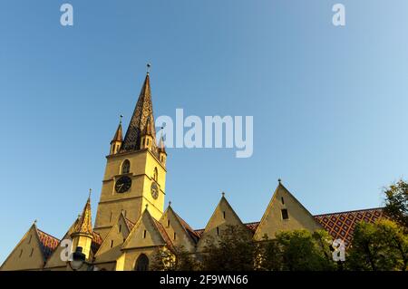 Der Turm an der lutherischen Kathedrale der Heiligen Maria in Sibiu, Rumänien Stockfoto