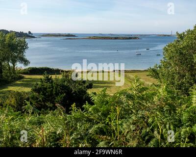 Übersicht von Ar vrennig, aber-Wrac'h, Blick auf die Festung Cézon, den Leuchtturm Île VRAC'h und im Hintergrund rechts die beiden Leuchttürme von Île Vierge. Stockfoto