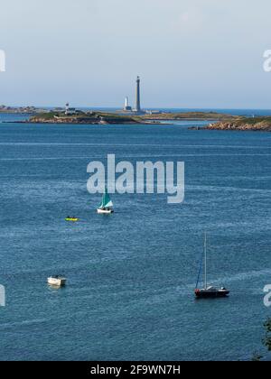 Blick von Ar vrennig, aber-Wrac'h, Nordküste von Finistère, Blick auf den Leuchtturm Île VRAC'h und die beiden Leuchttürme von Île Vierge. Bretagne, Frankreich. Stockfoto