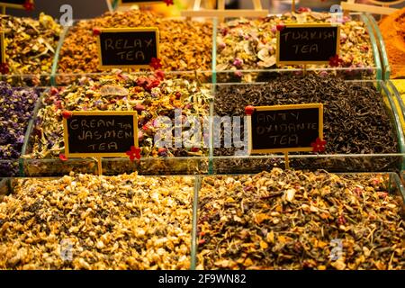 Markt mit verschiedenen Arten von Tee, Kräutern, Pflanzen und getrocknete Blumen Stockfoto