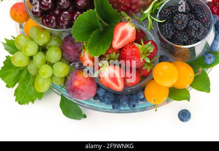 Verschiedene Sommerbeeren rote Johannisbeere, Stachelbeere, Himbeere in Glasschalen. Sortiert nach Art. Stockfoto