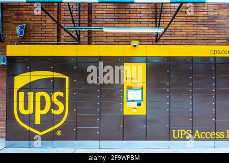 Ein an einer Bordwand anliegertes UPS Access Point Paketfach in Chicago, Illinois, zur sicheren kontaktlosen Zustellung von Paketen. Stockfoto