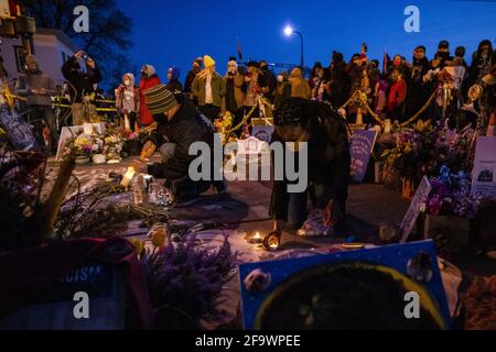 Minneapolis, M.N., USA, am Dienstag, den 20. April, 2021. Menschen zünden Kerzen an einer Gedenkstätte vor Cup Foods an, nachdem eine Jury den ehemaligen Polizeibeamten Derek Chauvin in allen Anklagepunkten für schuldig befunden hat, in der Morde an George Floyd in Minneapolis, M.N., USA, am Dienstag, den 20. April, 2021. Cup Foods ist der Ort, an dem die Polizei gerufen wurde, nachdem Floyd des Versuchs beschuldigt wurde, eine gefälschte Bargeldbeschwerde zu verwenden, und später ermordet wurde, nachdem Chauvin über 9 Minuten und 29 Sekunden lang auf seinen Hals kniete. Foto von Samuel Corum/CNP/ABACAPRESS.COM Stockfoto