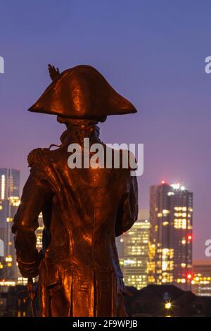 England, London, Greenwich, Silouette der Lord Nelson Statue und die Canary Wharf Skyline bei Nacht Stockfoto