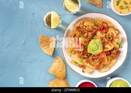 Nachos-Teller mit Tequila-Schüssen und Platz für Text Stockfoto