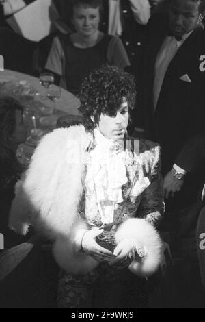 Datei-Foto vom 12/02/85 von Prince bei den British Record Industry Awards im Grosvenor House Hotel. Die Welt verlor einen wahren Mode-Vorreiter, als Prince heute vor fünf Jahren starb. Ausgabedatum: Mittwoch, 21. April 2021. Stockfoto