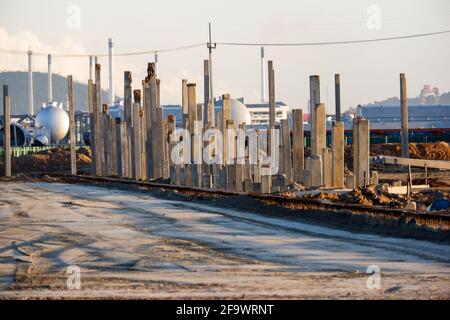 Hochstapeln für Tieffundamente Turmkran auf der Baustelle Kranbau hohe Gebäude Konstruktion Stockfoto
