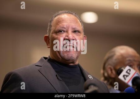 Minneapolis, Minnesota, USA. April 2021. 20. April 2021-Minneapolis, Minnesota, USA: Marc Morial, Präsident der National Urban League, spricht bei einer Pressekonferenz, die von der Familie Floyd in der Innenstadt von Minneapolis organisiert wurde, über die Medien. Einwohner von Minneapolis feierten am 25. Mai 2020 Derek Chauvins Schuldspruch für den Mord an George Floyd. Quelle: Henry Pan/ZUMA Wire/Alamy Live News Stockfoto