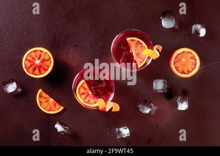 Negroni Cocktails, getöntes Bild. Blutorangen, Gläser mit Orangenschale Stockfoto