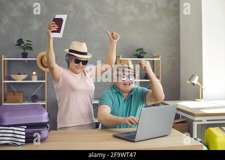 Ältere Paare finden Unterkunft zu einem heißen Preis, während sie sich darauf vorbereiten Sommerurlaub Stockfoto