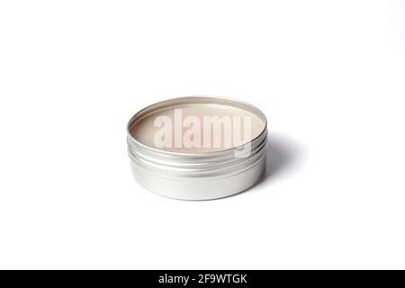 Metallglas aus Creme auf weißem Hintergrund isoliert. Aluminiumtopf für Naturkosmetik. Hautpflege. Cremefarbener Behälter geöffnet Stockfoto