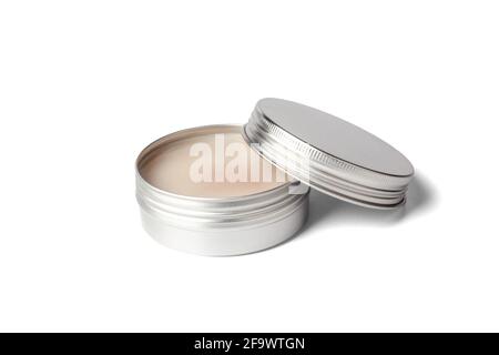 Metallglas aus Creme auf weißem Hintergrund isoliert. Aluminiumtopf für Naturkosmetik. Hautpflege. Cremefarbener Behälter geöffnet Stockfoto
