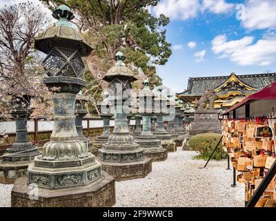 Bronzestattern am Ueno Toshogu Shinto-Schrein im Ueno Onshi Park, Tokio, Japan, im Frühjahr. Stockfoto