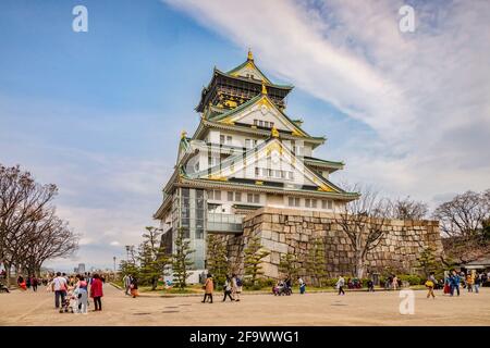 28. März 2019: Osaka, Japan - die Besucher vor dem Bergfried der Burg Osaka Stockfoto