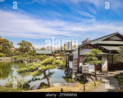 5. April 2019: Tokio, Japan - See und Pavillon in den Kyu-Shiba-rikyu-Gärten, einem traditionellen Landschaftsgarten im Zentrum Tokios. Stockfoto