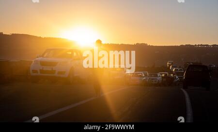 Surfer, die zum Meer laufen, Silhouette des Menschen bei einem Sonnenaufgang in punta de lobos pichilemu chile Stockfoto