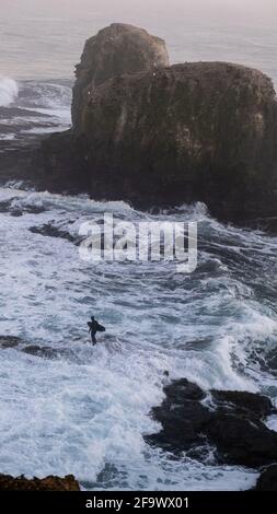 Surfer auf den Felsen Silhouette des Mannes warten Surfen in punta de lobos Pichilemu Chile Stockfoto