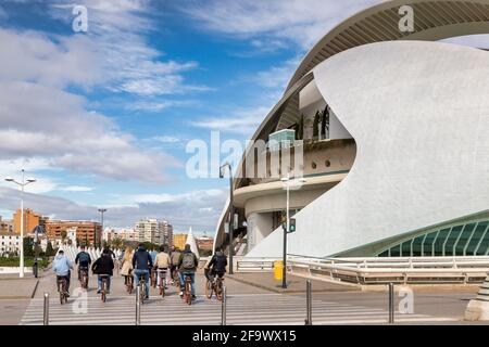 3. März 2020: Valencia, Spanien - Touristen auf einer Fahrradtour am Palau de les Arts Reina Sofia oder dem Königspalast Sofía der Künste, einem Konzertsaal A, vorbei Stockfoto
