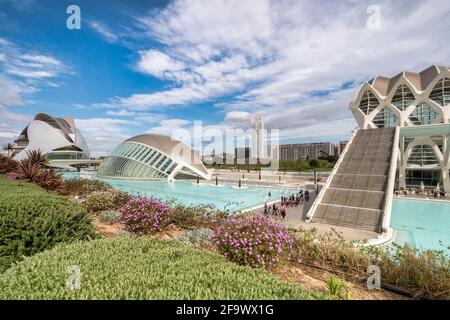 3. März 2020: Valencia, Spanien - das Museu de Le Ciencies oder Wissenschaftsmuseum auf der rechten Seite, in der Stadt der Künste und Wissenschaften in Valencia, mit dem Hemisf Stockfoto