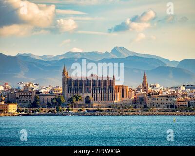 6. März 2020: Palma, Mallorca, Spanien - Blick auf die Kathedrale von Mallorca von einem Schiff im Hafen, vor einer Bergkulisse. Stockfoto