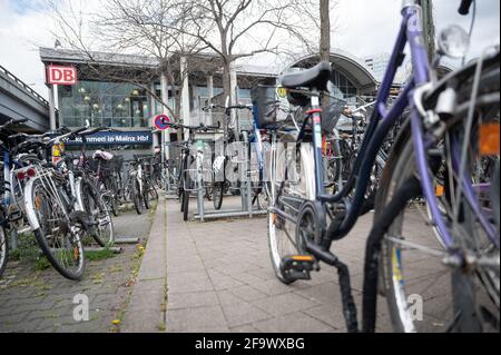 Mainz, Deutschland. April 2021. Fahrräder stehen vor dem Mainzer Hauptbahnhof bereit. Der Trend zu Fahrrädern und E-Bikes, der während der Corona-Pandemie deutlich zunahm, stellt die fünf größten Städte in Rheinland-Pfalz vor eine Herausforderung. Laut einer dpa-Umfrage sollte der Anteil von Fahrrädern am Verkehr überall erhöht werden. (To dpa 'Überholverbot und Parkhaus: Städte bereiten sich auf den Fahrradboom vor') Quelle: Sebastian Gollnow/dpa/Alamy Live News Stockfoto