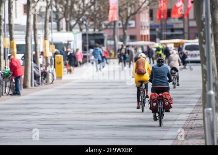 Mainz, Deutschland. April 2021. Radfahrer in der Mainzer Innenstadt. Der Trend zu Fahrrädern und E-Bikes, der während der Corona-Pandemie deutlich zunahm, stellt die fünf größten Städte in Rheinland-Pfalz vor eine Herausforderung. Laut einer dpa-Umfrage sollte der Anteil des Radsports am Verkehr überall erhöht werden. (To dpa 'Überholverbot und Parkhaus: Städte bereiten sich auf den Fahrradboom vor') Quelle: Sebastian Gollnow/dpa/Alamy Live News Stockfoto