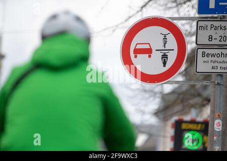 Mainz, Deutschland. April 2021. Ein Schild am Gautor weist darauf hin, dass Autos das Überholen von Fahrrädern und Motorrädern verboten sind. Der Trend zu Fahrrädern und E-Bikes, der auch in der Corona-Pandemie noch deutlich zunahm, stellt die fünf größten Städte in Rheinland-Pfalz vor eine Herausforderung. Laut einer dpa-Umfrage sollte der Anteil von Fahrrädern am Verkehr überall erhöht werden. (To dpa 'Überholverbot und Parkhaus: Städte bereiten sich auf den Fahrradboom vor') Quelle: Sebastian Gollnow/dpa/Alamy Live News Stockfoto