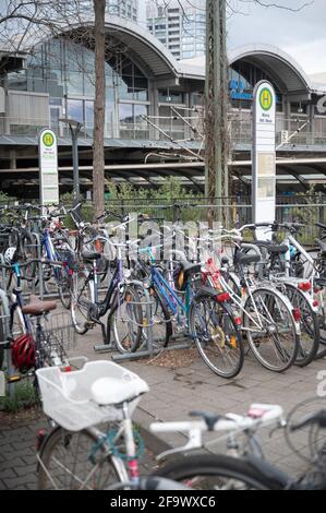 Mainz, Deutschland. April 2021. Fahrräder stehen vor dem Mainzer Hauptbahnhof bereit. Der Trend zu Fahrrädern und E-Bikes, der während der Corona-Pandemie deutlich zunahm, stellt die fünf größten Städte in Rheinland-Pfalz vor eine Herausforderung. Laut einer dpa-Umfrage sollte der Anteil von Fahrrädern am Verkehr überall erhöht werden. (To dpa 'Überholverbot und Parkhaus: Städte bereiten sich auf den Fahrradboom vor') Quelle: Sebastian Gollnow/dpa/Alamy Live News Stockfoto