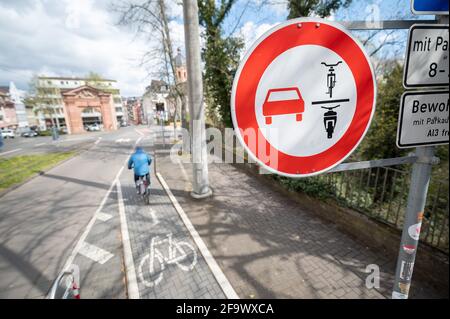 Mainz, Deutschland. April 2021. Ein Schild am Gautor weist darauf hin, dass Autos das Überholen von Fahrrädern und Motorrädern verboten sind. Der Trend zu Fahrrädern und E-Bikes, der auch in der Corona-Pandemie noch deutlich zunahm, stellt die fünf größten Städte in Rheinland-Pfalz vor eine Herausforderung. Laut einer dpa-Umfrage sollte der Anteil von Fahrrädern am Verkehr überall erhöht werden. (To dpa 'Überholverbot und Parkhaus: Städte bereiten sich auf den Fahrradboom vor') Quelle: Sebastian Gollnow/dpa/Alamy Live News Stockfoto
