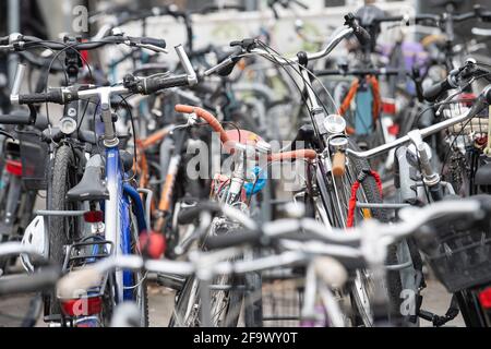 Mainz, Deutschland. April 2021. Fahrräder stehen vor dem Mainzer Hauptbahnhof bereit. Der Trend zu Fahrrädern und E-Bikes, der während der Corona-Pandemie deutlich zunahm, stellt die fünf größten Städte in Rheinland-Pfalz vor eine Herausforderung. Laut einer dpa-Umfrage sollte der Anteil von Fahrrädern am Verkehr überall erhöht werden. (To dpa 'Überholverbot und Parkhaus: Städte bereiten sich auf den Fahrradboom vor') Quelle: Sebastian Gollnow/dpa/Alamy Live News Stockfoto