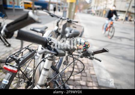 Mainz, Deutschland. April 2021. Im Stadtzentrum steht ein Fahrrad. Der Trend zu Fahrrädern und E-Bikes, der auch in der Corona-Pandemie noch deutlich zunahm, stellt die fünf größten Städte in Rheinland-Pfalz vor Herausforderungen. Laut einer dpa-Umfrage sollte der Anteil von Fahrrädern am Verkehr überall erhöht werden. (To dpa 'Überholverbot und Parkhaus: Städte bereiten sich auf den Fahrradboom vor') Quelle: Sebastian Gollnow/dpa/Alamy Live News Stockfoto