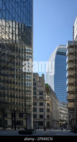 City of London, 20. April 2021. Reflections on Willis Building (links) in Lime Street with 20 Fenchurch Street, the Walkie Talkie, in distance Stockfoto