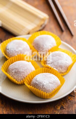 Süßes japanisches Mochi Dessert auf dem Teller. Stockfoto