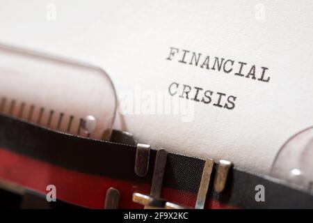 Text zur Finanzkrise mit Schreibmaschine geschrieben. Stockfoto