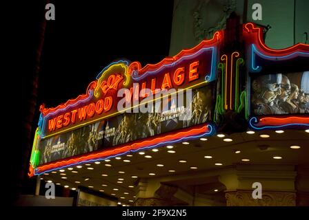 WESTWOOD VILLAGE, USA - 25. Mai 2016: Neonlichter im beleuchteten Westwood Village Kino bei Nacht, Los Angeles - USA Stockfoto