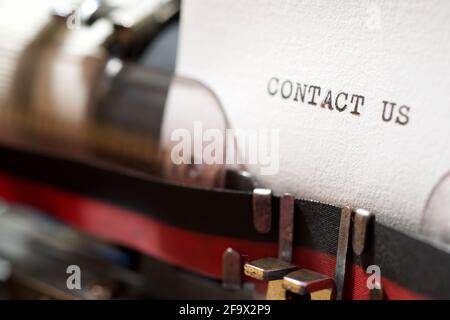 Kontaktieren Sie uns Phrase geschrieben mit einer Schreibmaschine. Stockfoto