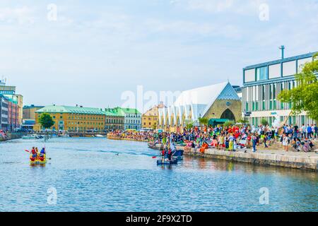 GÖTEBORG, SCHWEDEN, 25. AUGUST 2016: Junge Menschen haben Spaß vor dem Fischmarkt von Feskekkorka in Göteborg, Schweden. Stockfoto
