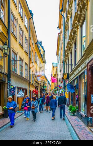 STOCKHOLM, SCHWEDEN, 19. AUGUST 2016: Im Gamla Stan-Viertel im Zentrum von Stockholm, Schweden, schlendern Menschen auf einer Straße. Stockfoto