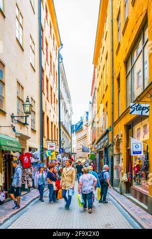 STOCKHOLM, SCHWEDEN, 19. AUGUST 2016: Im Gamla Stan-Viertel im Zentrum von Stockholm, Schweden, schlendern Menschen auf einer Straße. Stockfoto