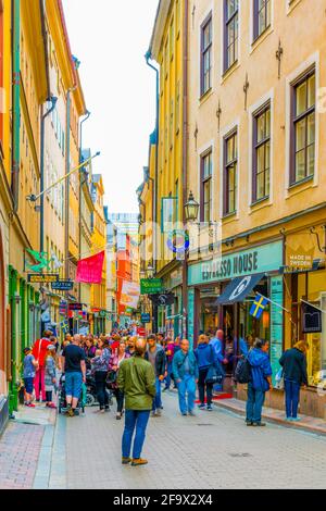 STOCKHOLM, SCHWEDEN, 19. AUGUST 2016: Im Gamla Stan-Viertel im Zentrum von Stockholm, Schweden, schlendern Menschen auf einer Straße. Stockfoto