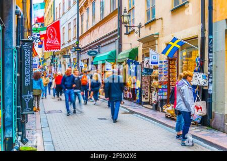 STOCKHOLM, SCHWEDEN, 19. AUGUST 2016: Im Gamla Stan-Viertel im Zentrum von Stockholm, Schweden, schlendern Menschen auf einer Straße. Stockfoto